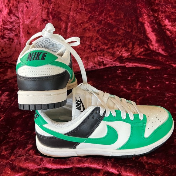 Nike Classic Green and White Dunk low Shoes.  Size 6 - Picture 2 of 6